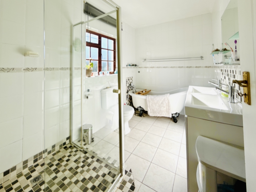 3 Bedroom Property for Sale in Sandbaai Western Cape